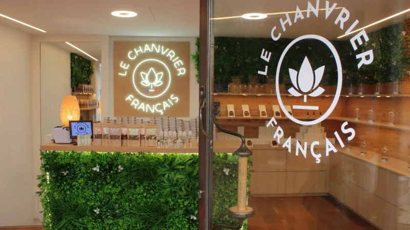 Colis neutre et emballages génériques près de l’entrée d’une boutique spécialisée