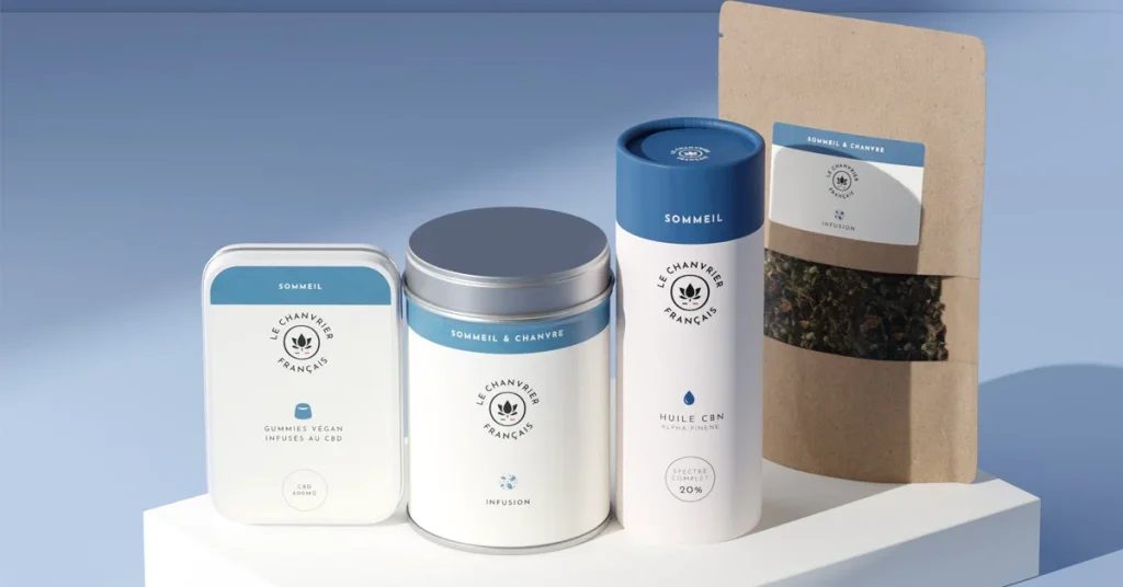 Tasse d’infusion aux plantes près de feuilles séchées, dans une ambiance naturelle de soirée.