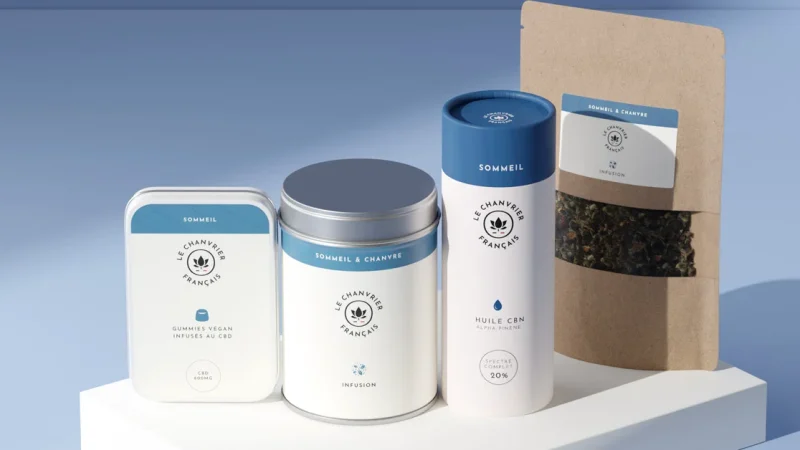 Tasse d’infusion aux plantes près de feuilles séchées, dans une ambiance naturelle de soirée.